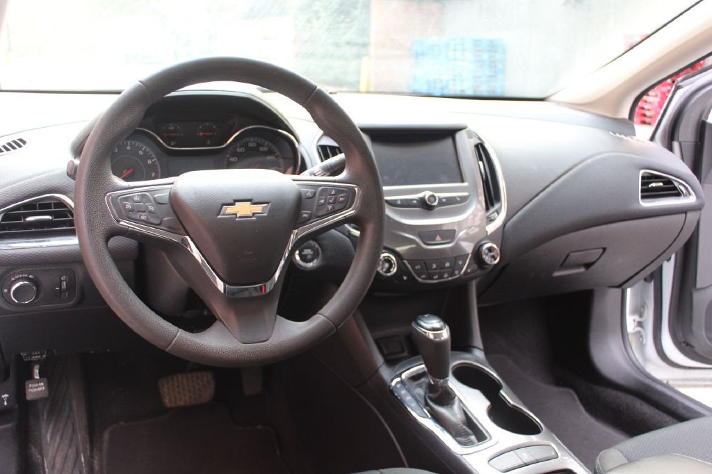 2018 Chevrolet Cruze Image 15