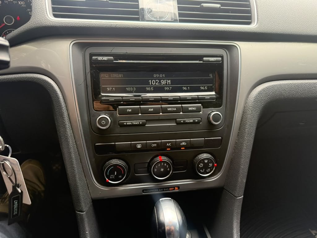 2013 Volkswagen Passat Image 10
