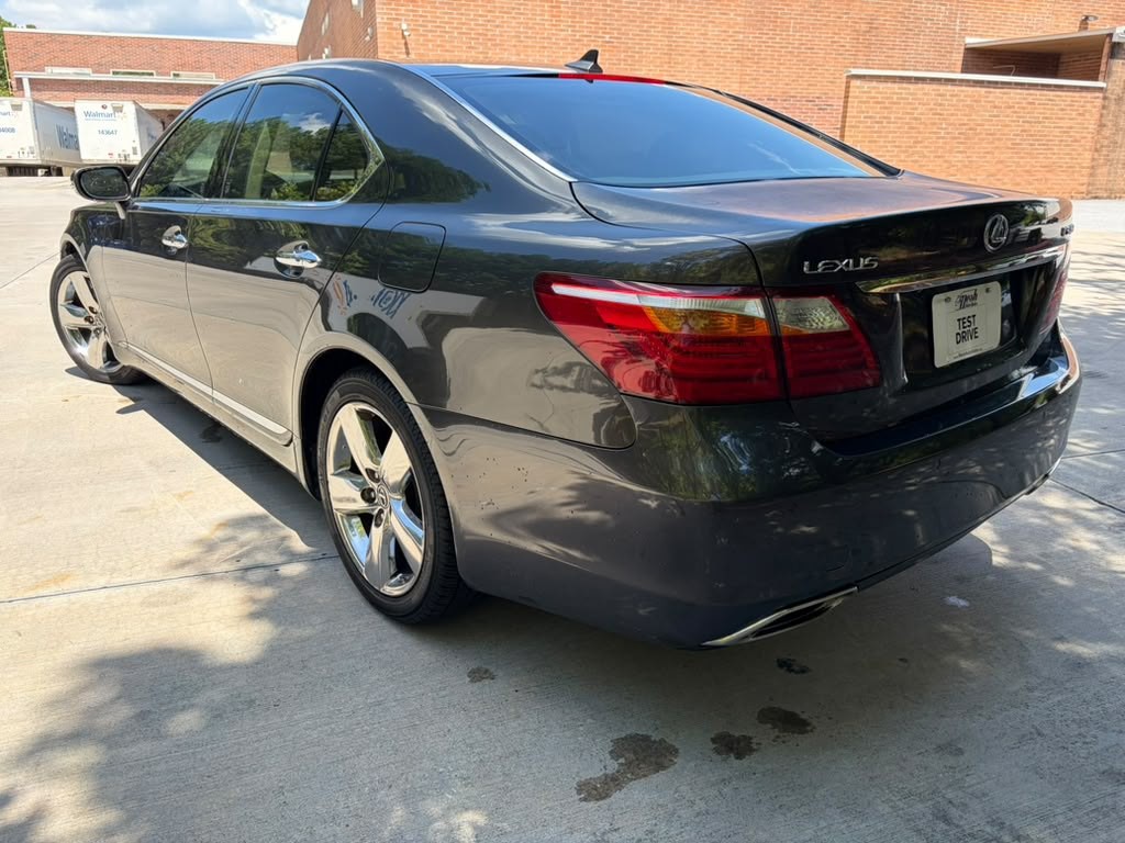 2010 Lexus LS Image 4