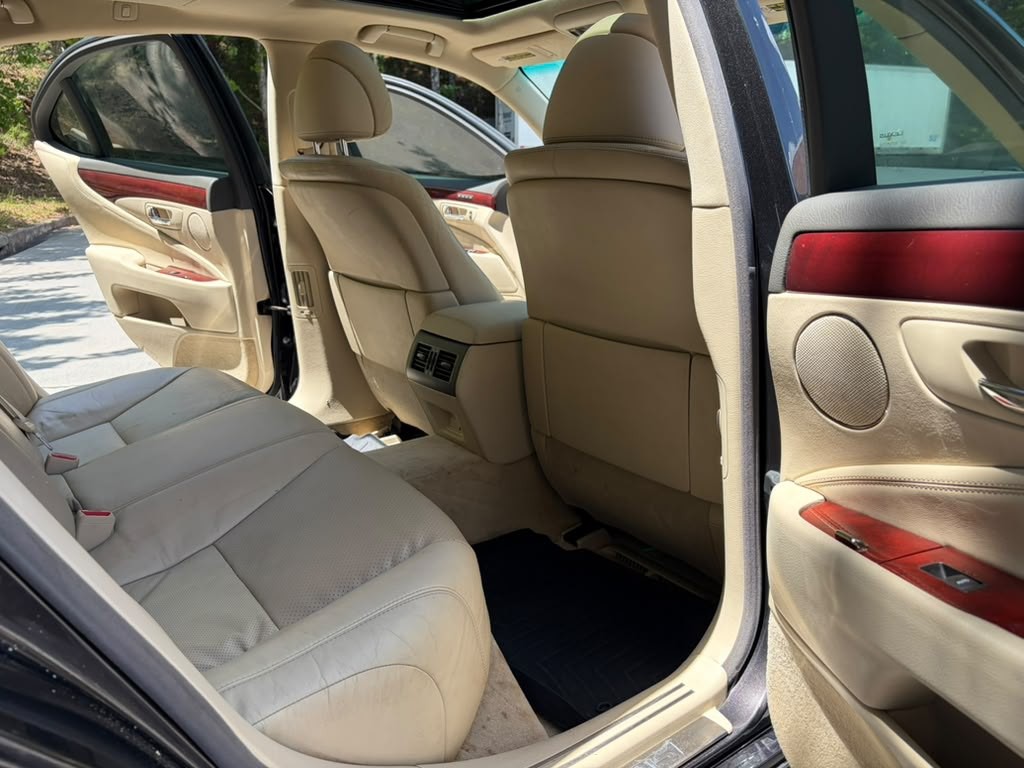 2010 Lexus LS Image 7