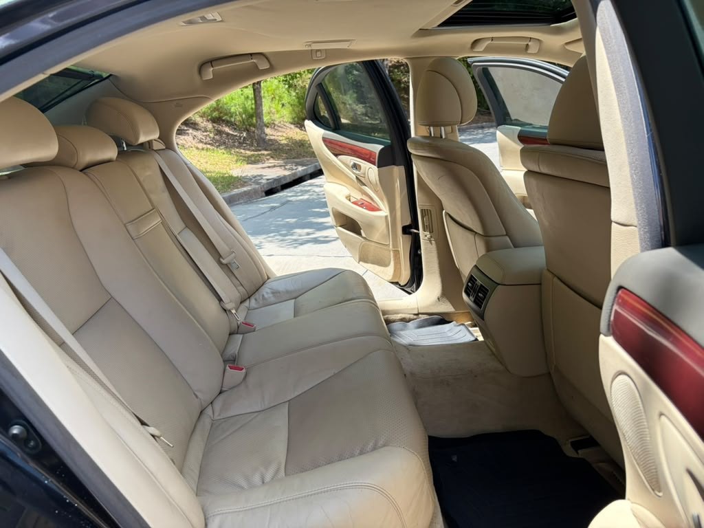 2010 Lexus LS Image 8
