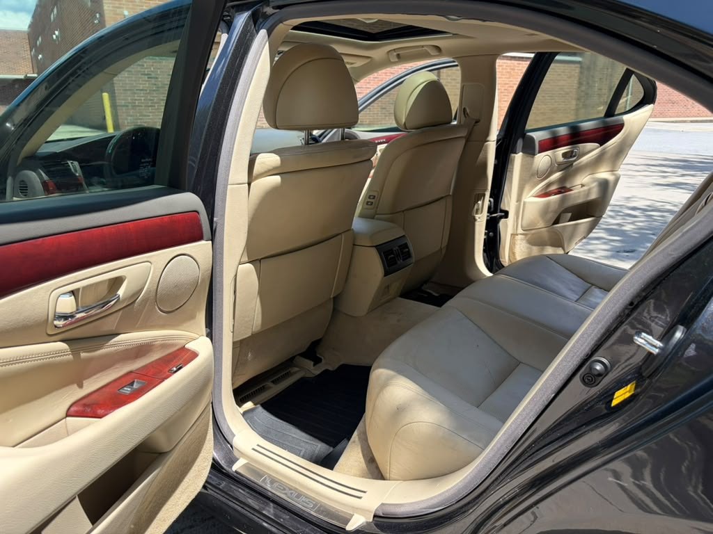 2010 Lexus LS Image 11