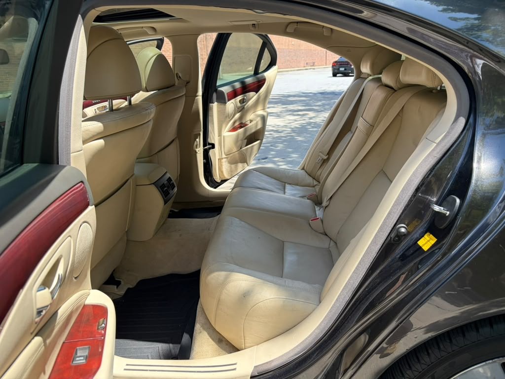 2010 Lexus LS Image 12