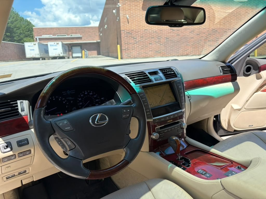 2010 Lexus LS Image 16