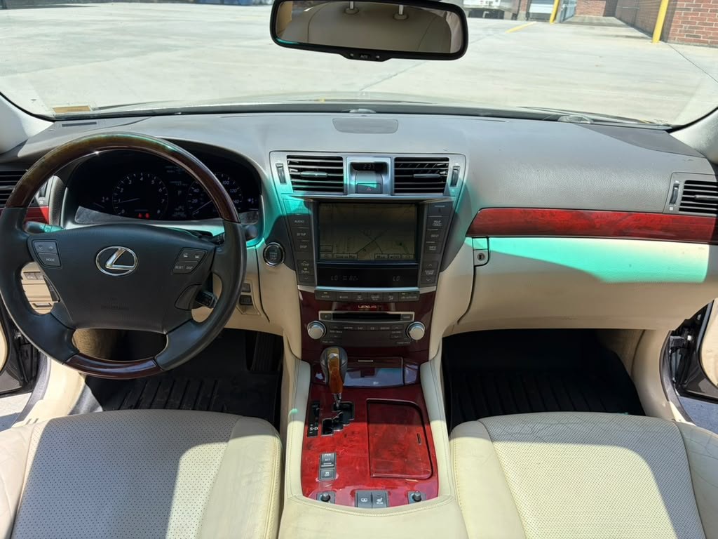 2010 Lexus LS Image 17