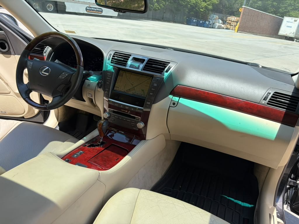 2010 Lexus LS Image 18