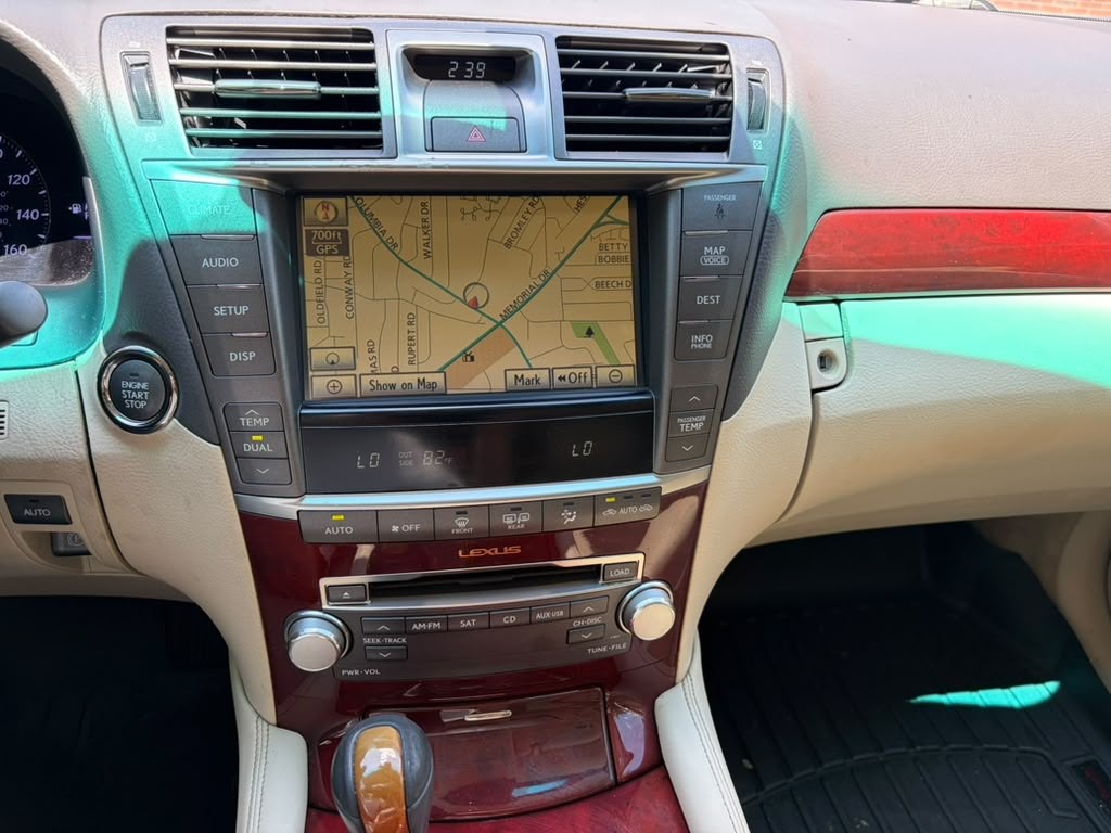2010 Lexus LS Image 20