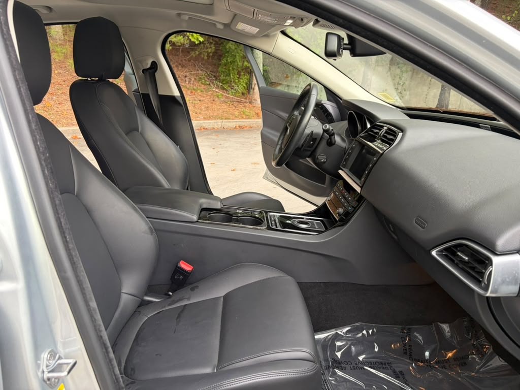 2017 Jaguar XE Image 8