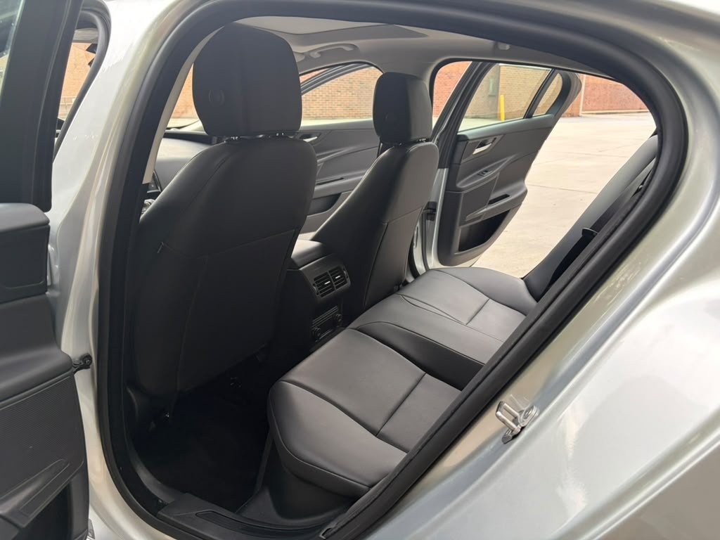 2017 Jaguar XE Image 9