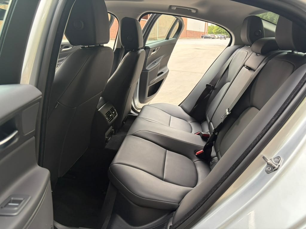 2017 Jaguar XE Image 10