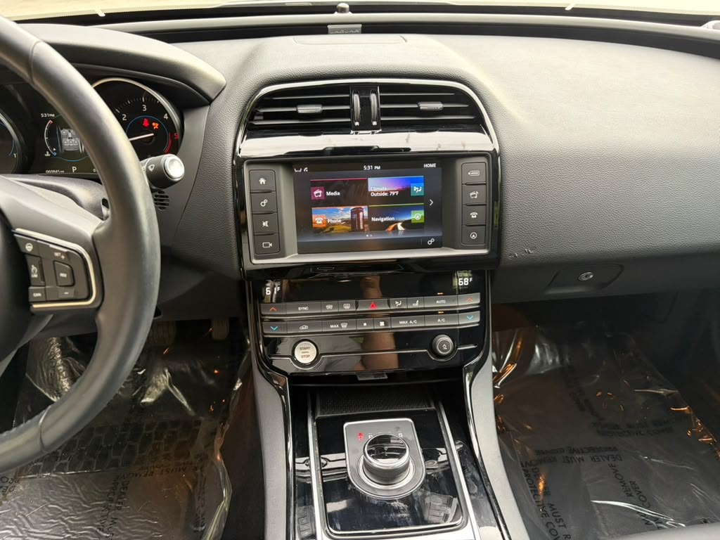 2017 Jaguar XE Image 15