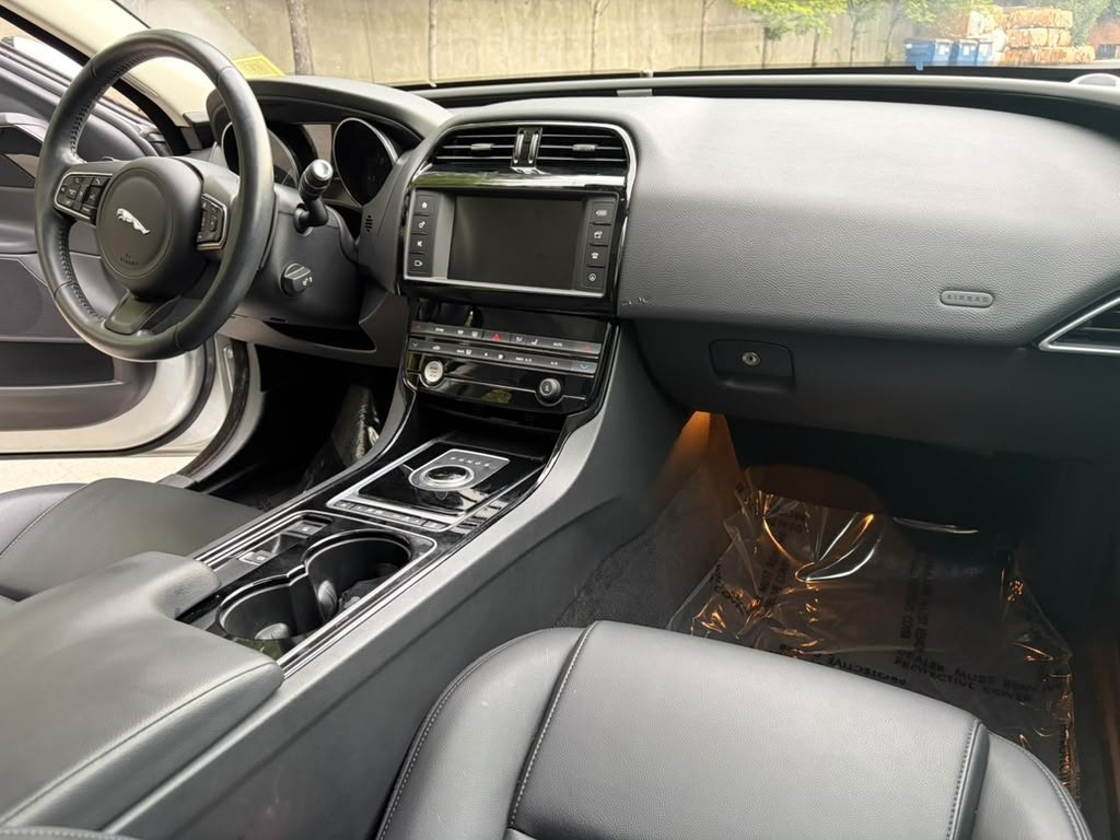 2017 Jaguar XE Image 16