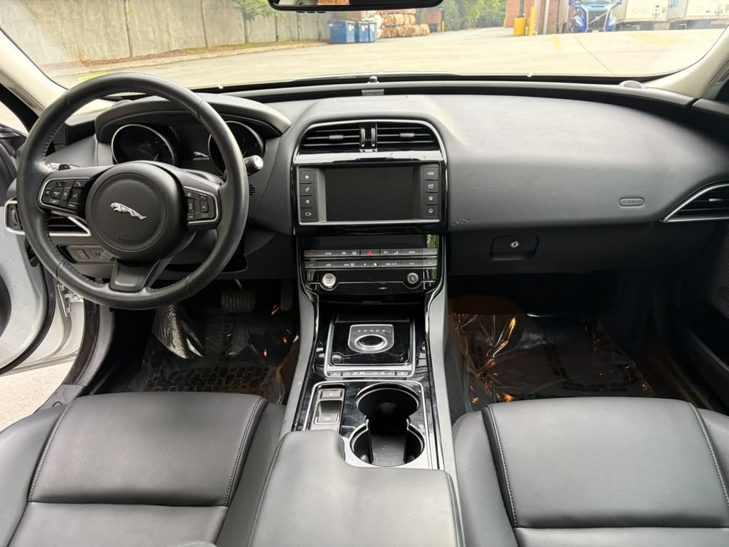 2017 Jaguar XE Image 17