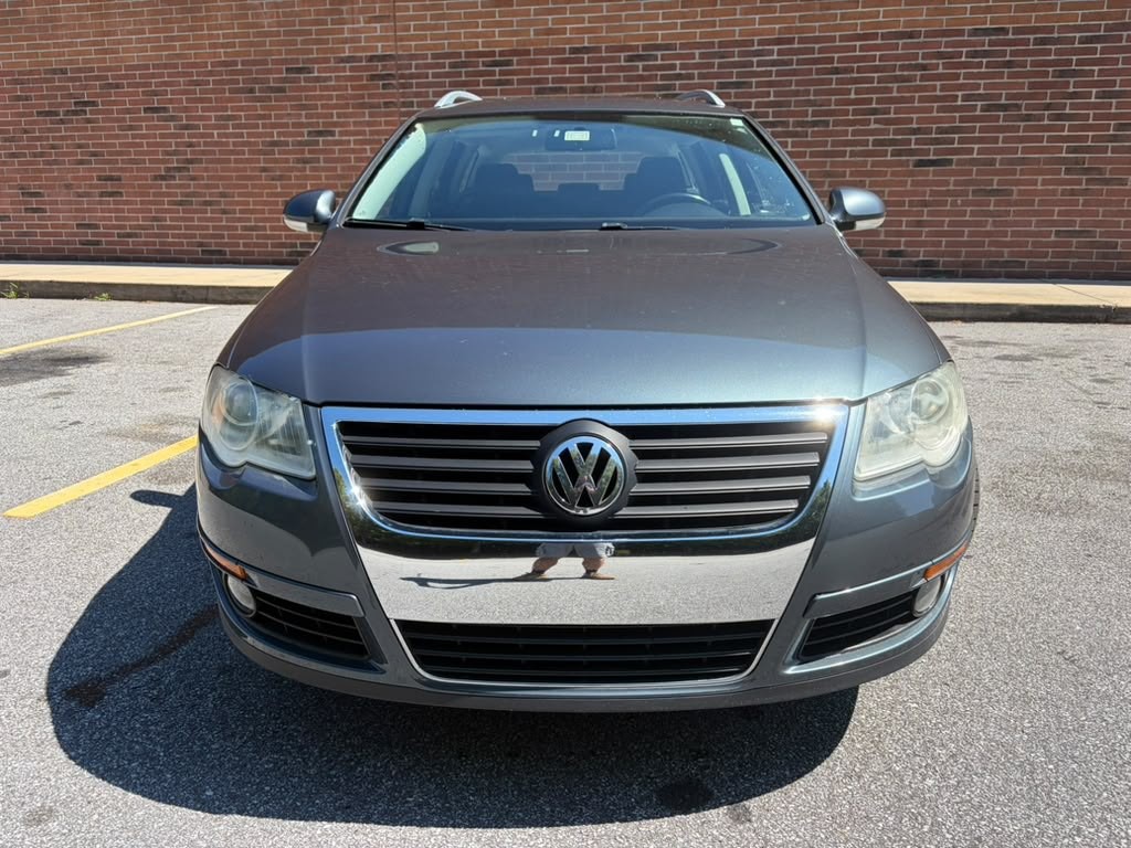 2010 Volkswagen Passat Image 2