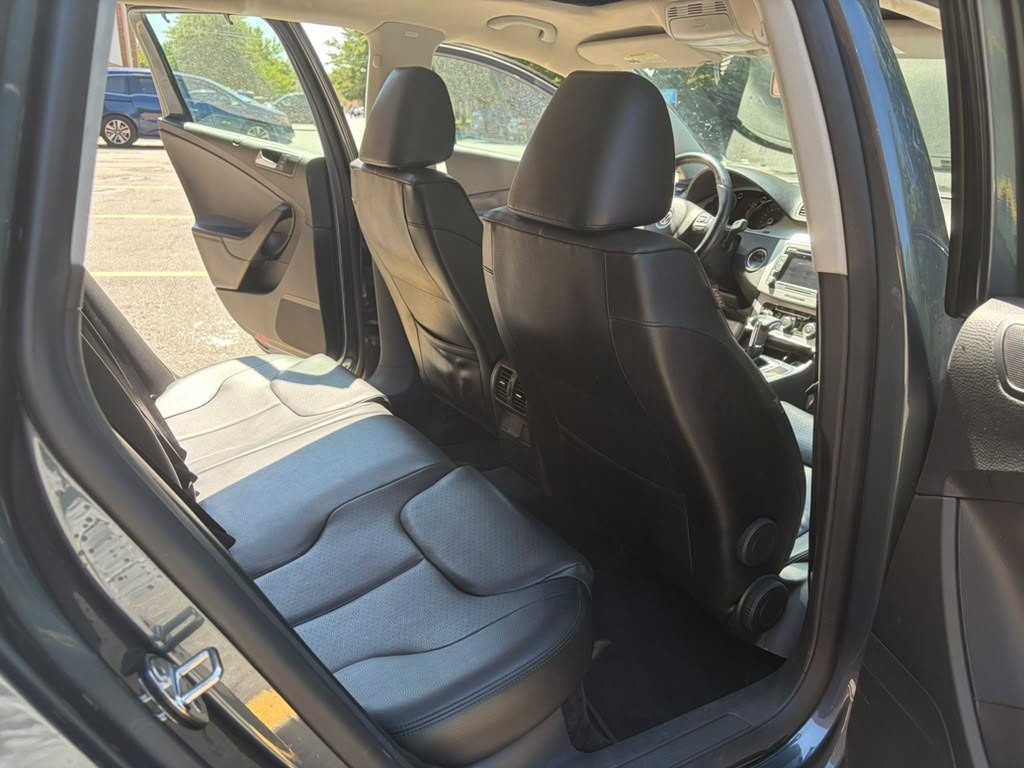 2010 Volkswagen Passat Image 7