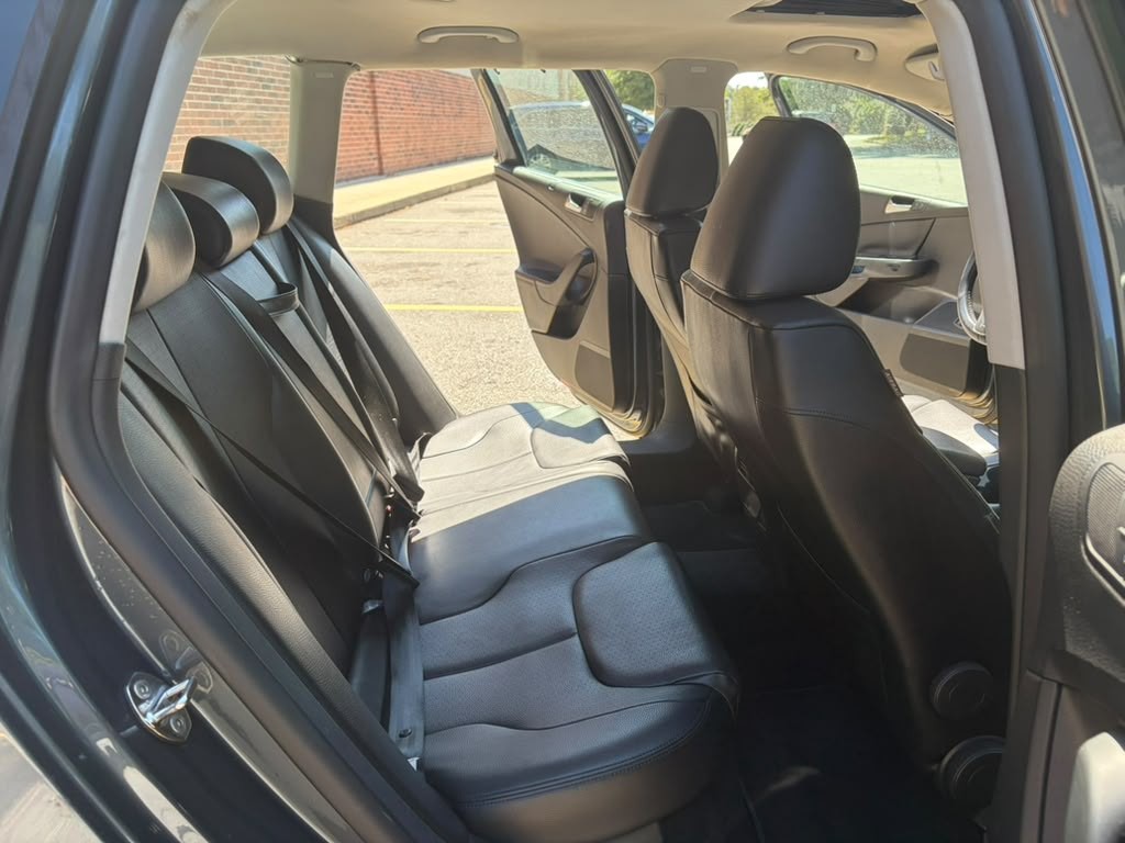 2010 Volkswagen Passat Image 8
