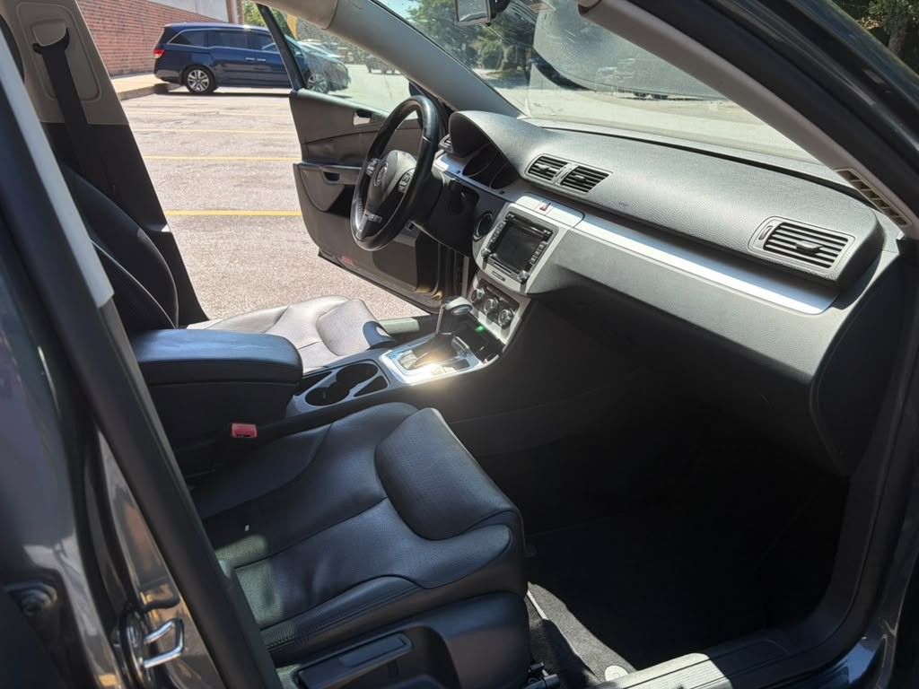 2010 Volkswagen Passat Image 9