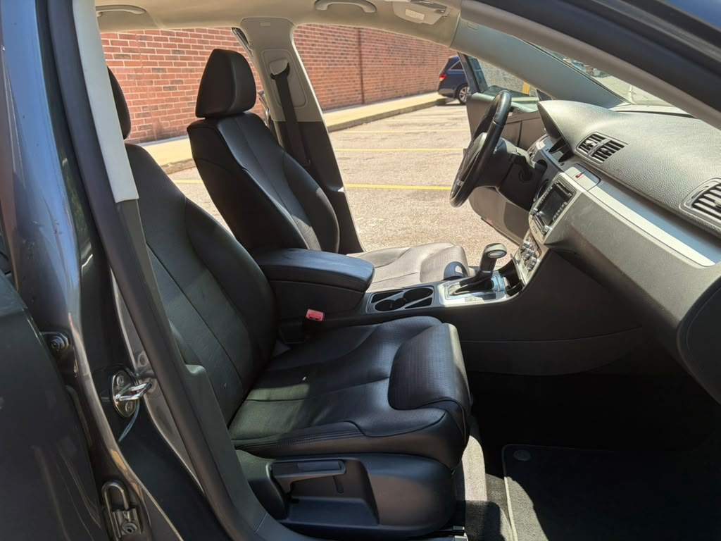 2010 Volkswagen Passat Image 10