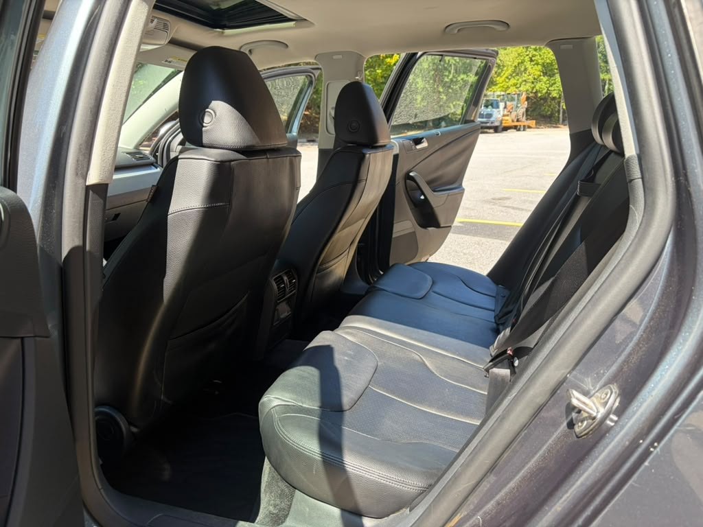 2010 Volkswagen Passat Image 11