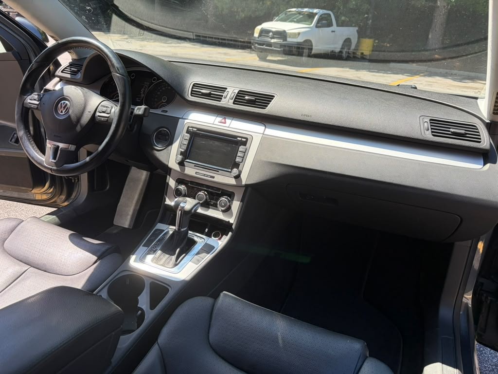 2010 Volkswagen Passat Image 16