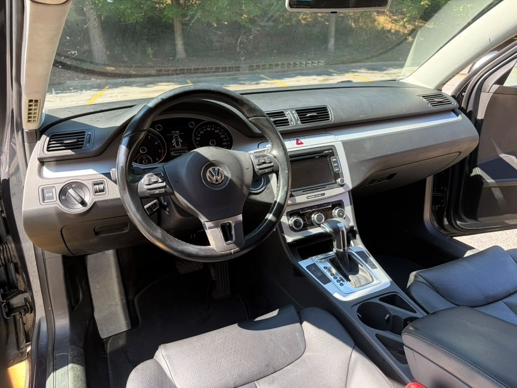 2010 Volkswagen Passat Image 17