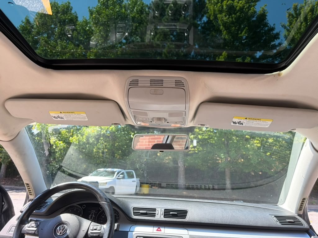 2010 Volkswagen Passat Image 19