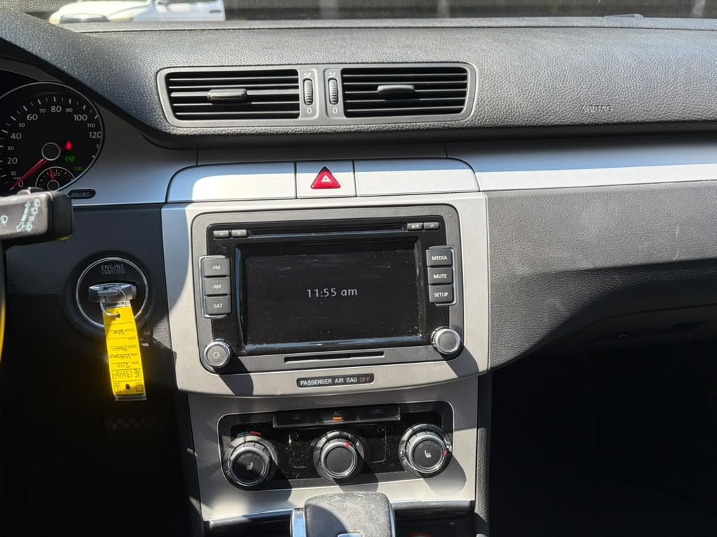 2010 Volkswagen Passat Image 21