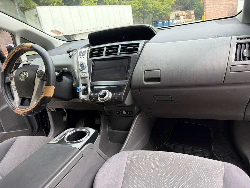 2014 Toyota Prius Image 17