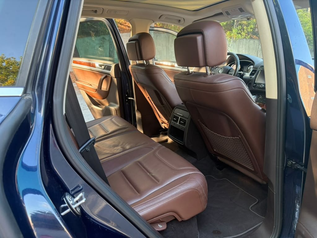 2012 Volkswagen Touareg Image 7