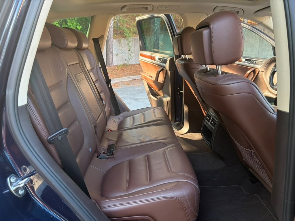 2012 Volkswagen Touareg Image 8