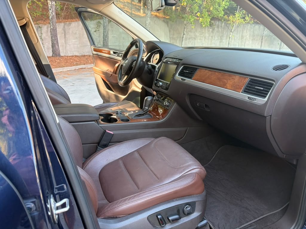 2012 Volkswagen Touareg Image 9