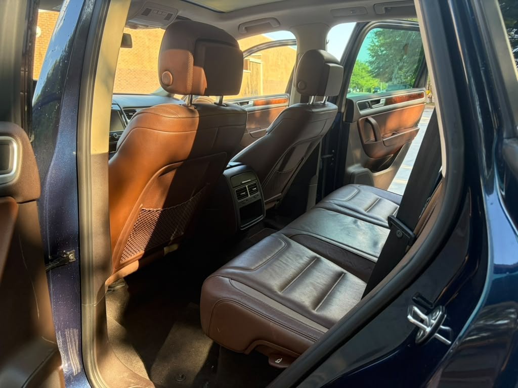 2012 Volkswagen Touareg Image 11