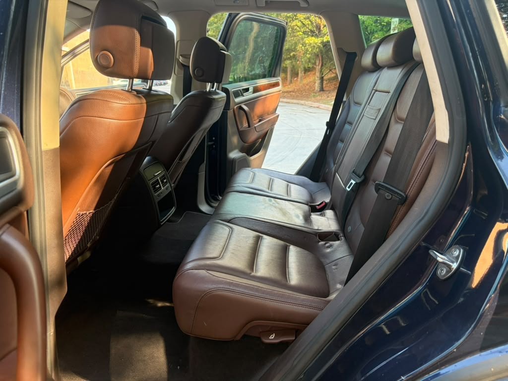 2012 Volkswagen Touareg Image 12