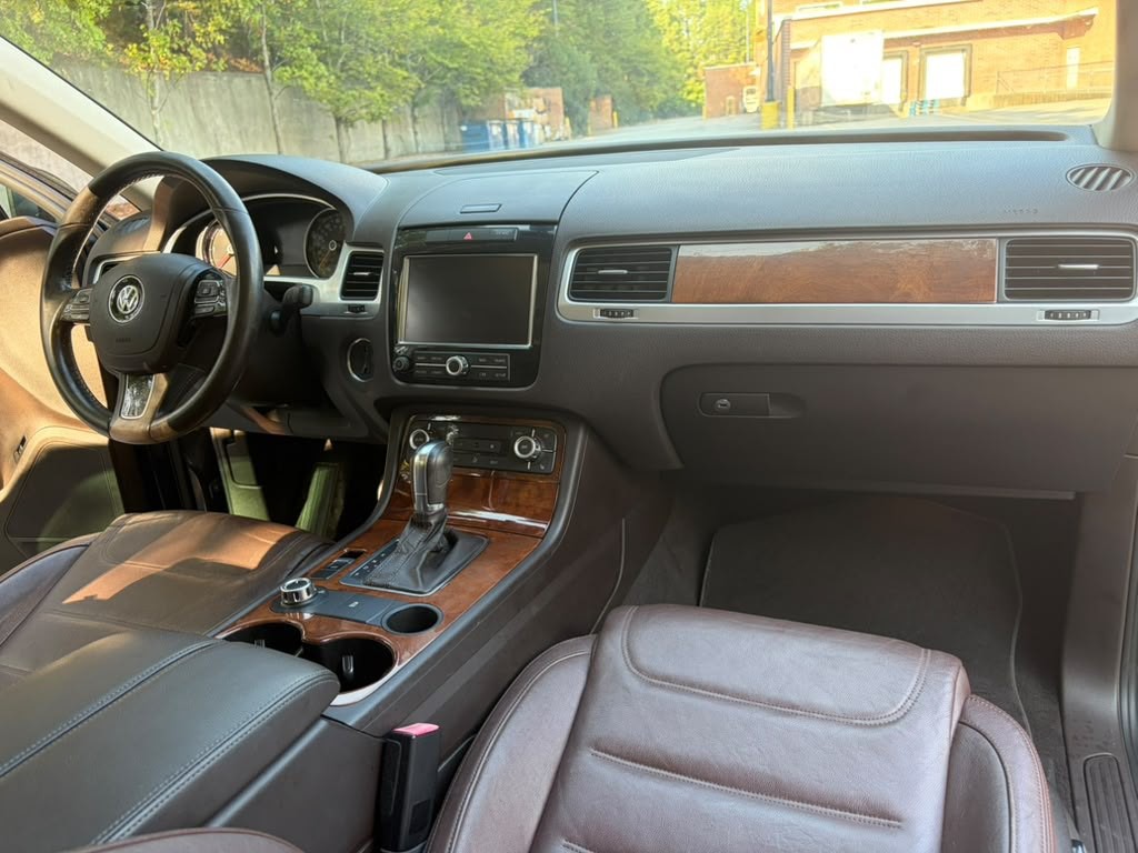 2012 Volkswagen Touareg Image 17