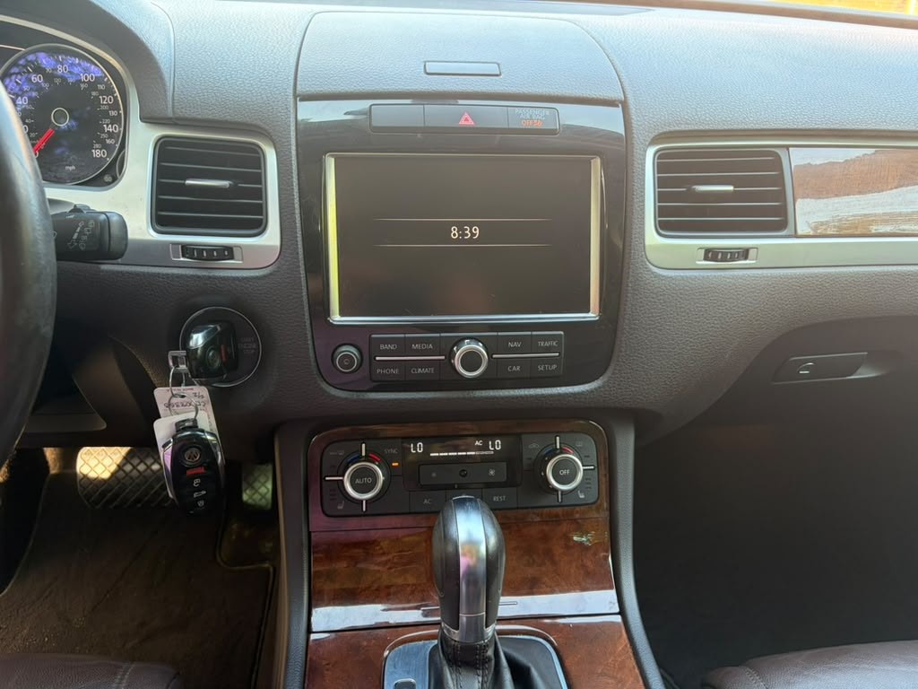 2012 Volkswagen Touareg Image 18