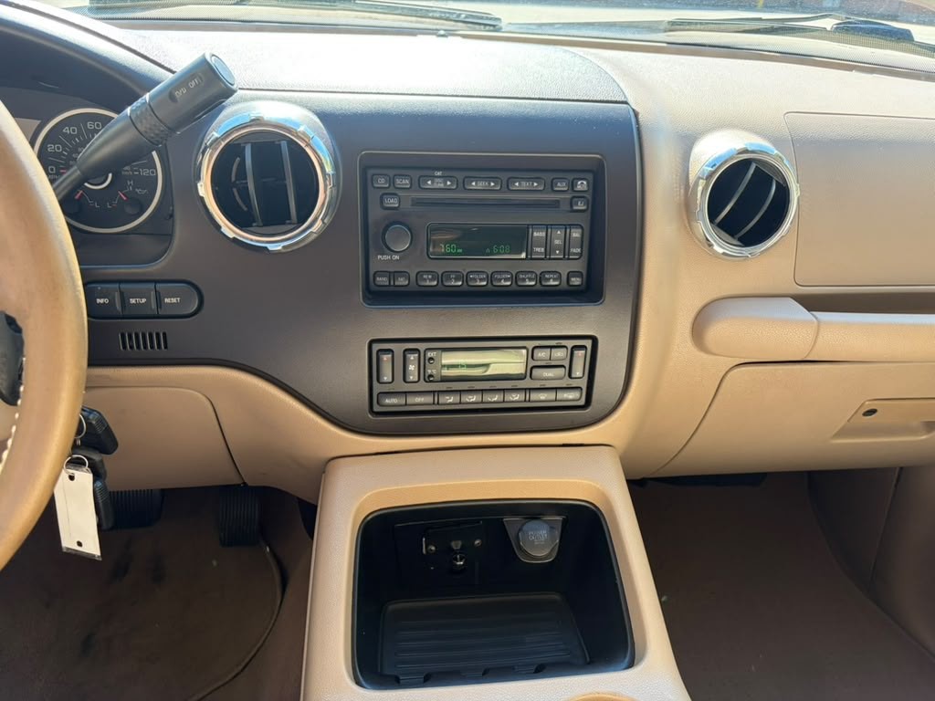 2005 Ford Expedition Image 18