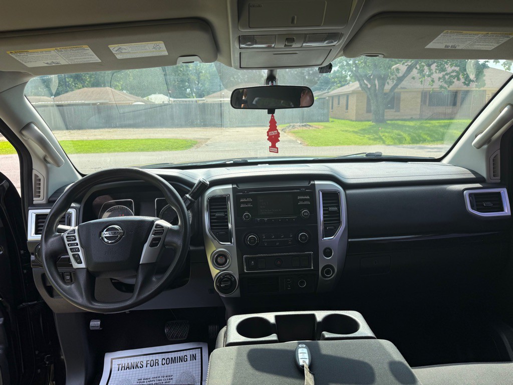 2017 Nissan Titan Image 11