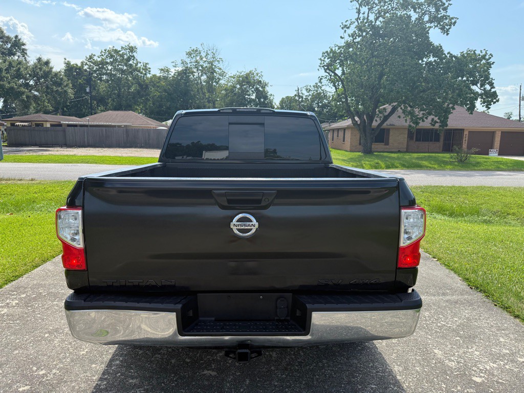 2017 Nissan Titan Image 5