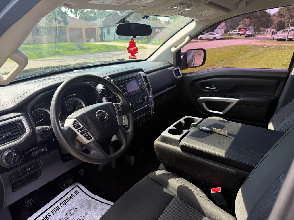 2017 Nissan Titan Image 8