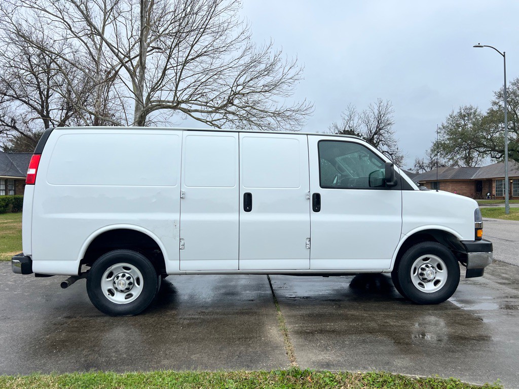 2021 Chevrolet Express Image 4
