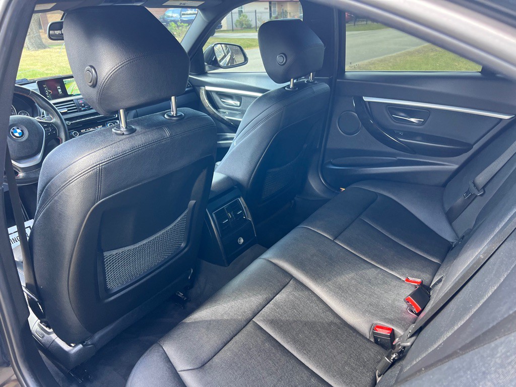 2017 BMW 3 Series Image 9