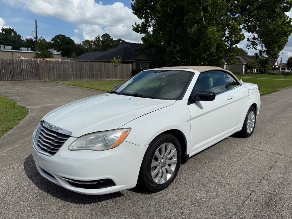 2013 Chrysler 200 Image 1