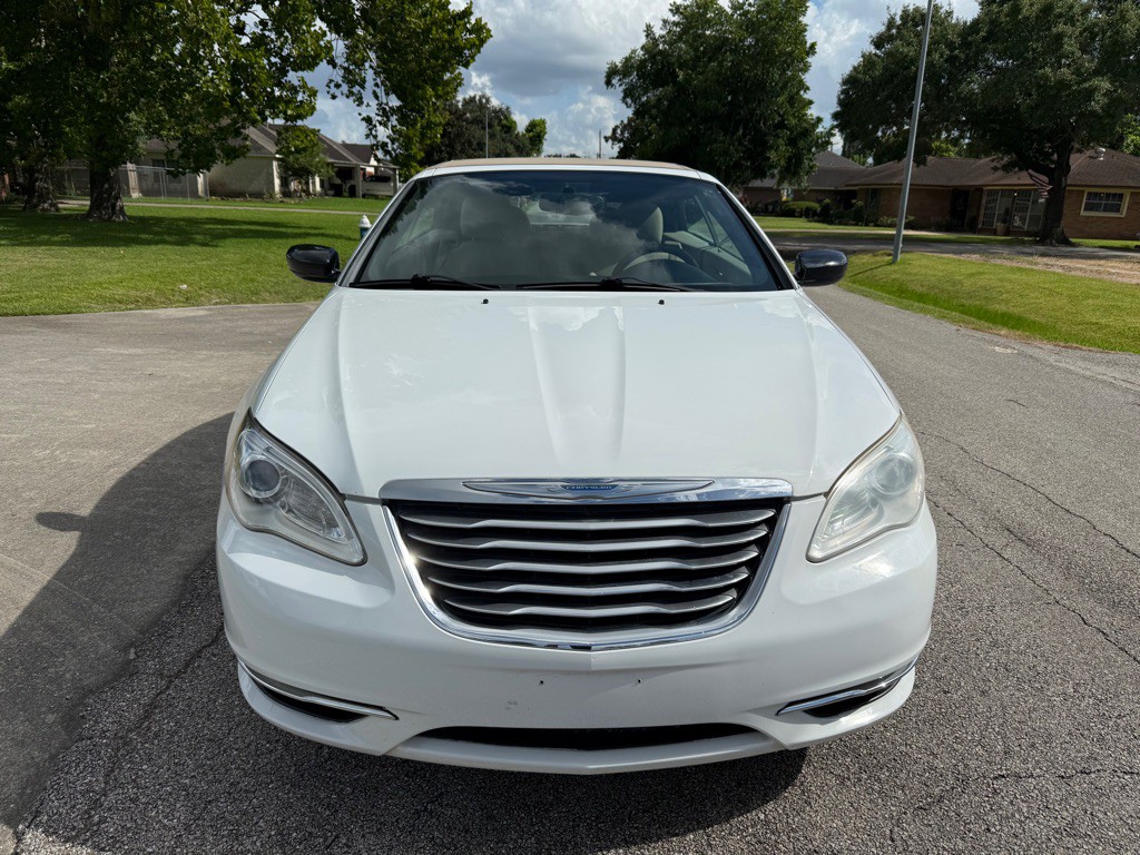 2013 Chrysler 200 Image 2
