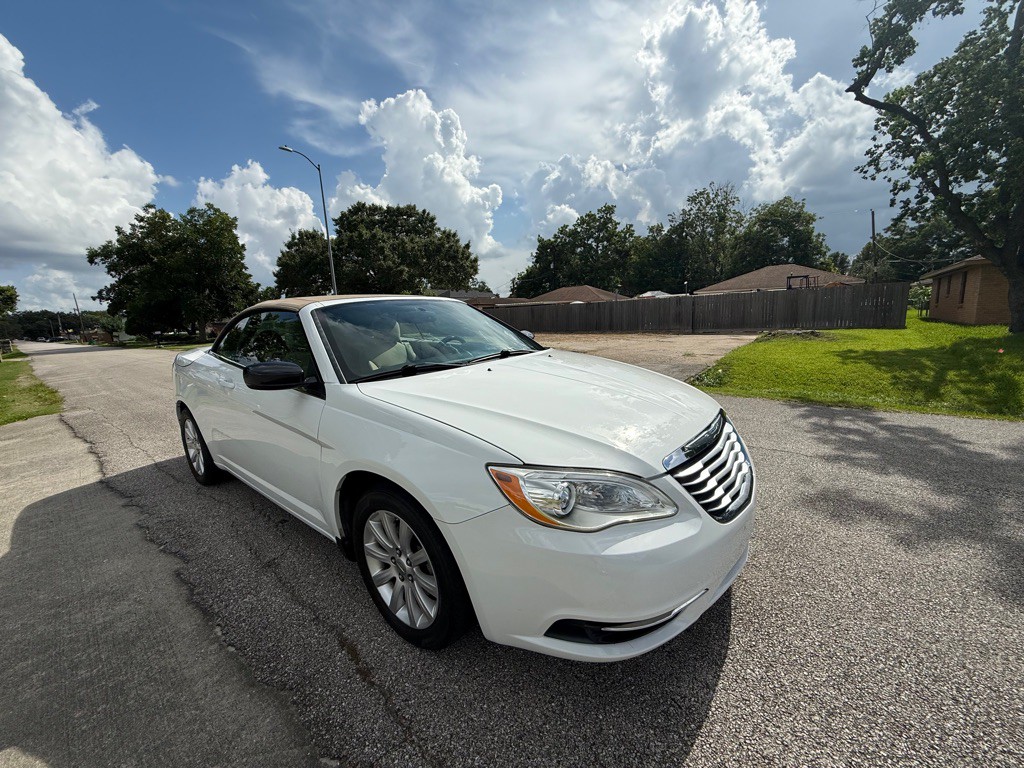 2013 Chrysler 200 Image 3
