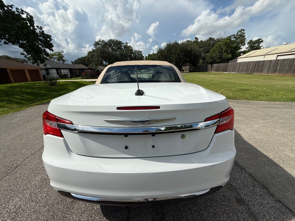 2013 Chrysler 200 Image 4