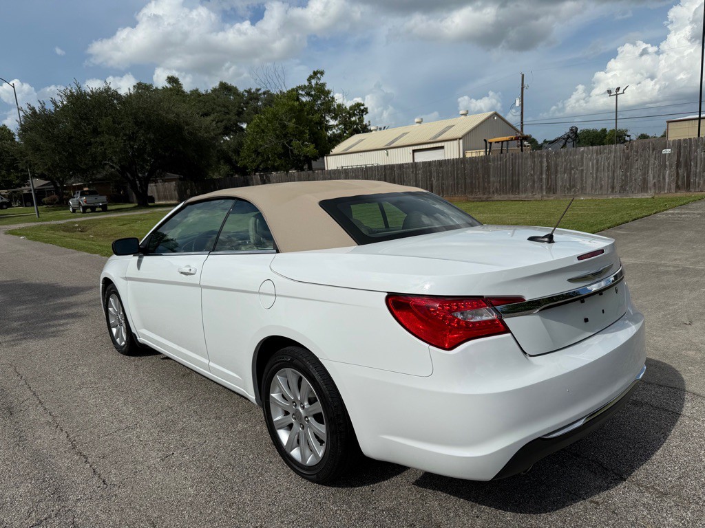 2013 Chrysler 200 Image 5