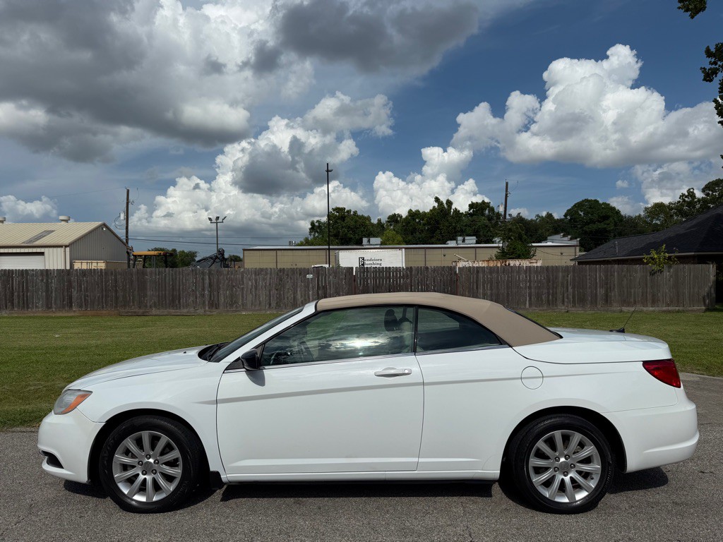 2013 Chrysler 200 Image 6