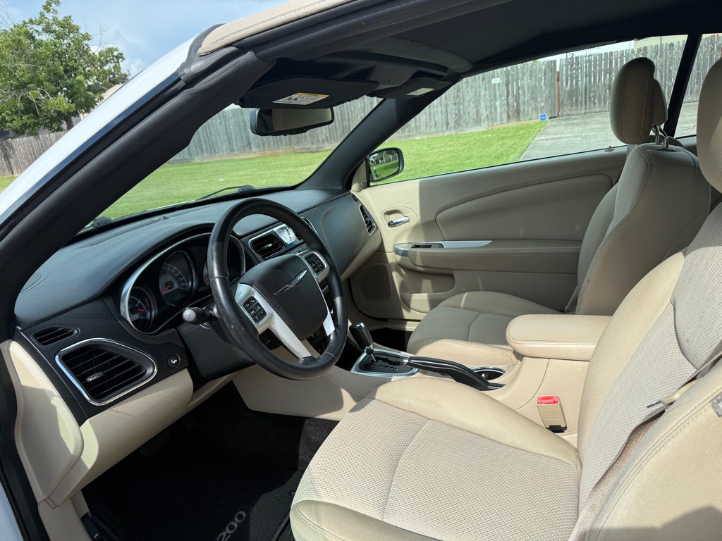 2013 Chrysler 200 Image 7