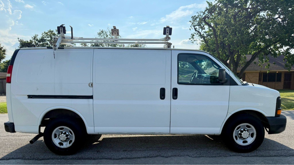 2011 Chevrolet Express Image 4