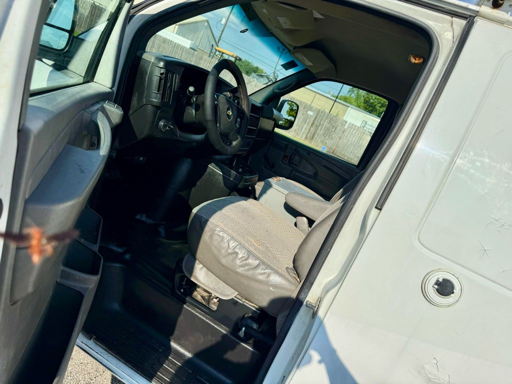 2011 Chevrolet Express Image 9